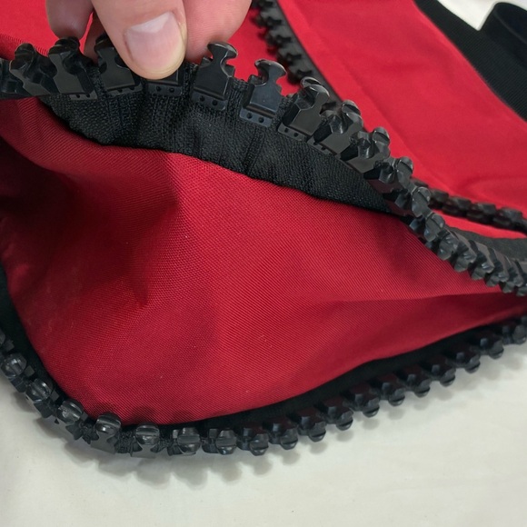 Very unique red nylon bag with huge working zipper accents - Picture 9 of 15